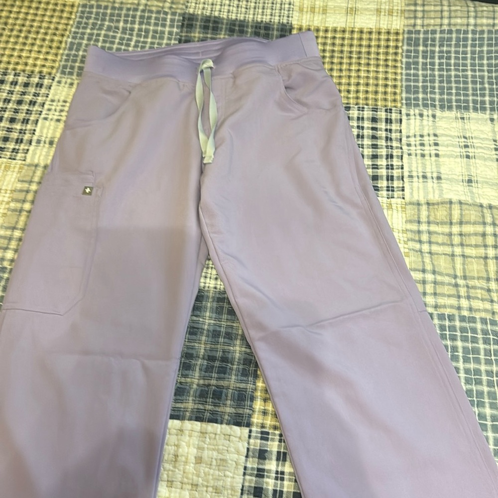 Figs Kade Cargo Lavender Dew scrub pants size small!
